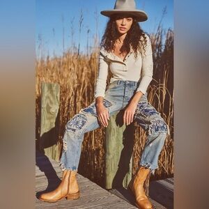 We The Free People Desert Rose Jeans Size 29
Very nice